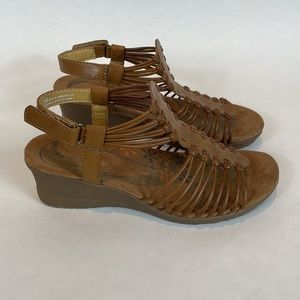 NWOT Baretraps, Style:Trudy, Color: Brown, Sz 7.5M, 2in. hill, Super Comfy!